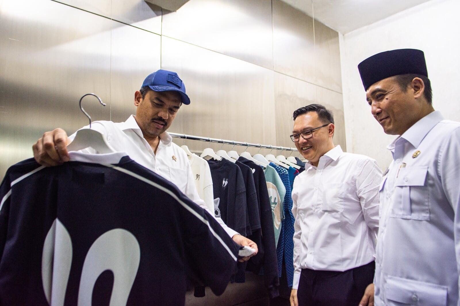 短信ニュース：違法古着に厳罰、約１１００億ルピア分を焼却